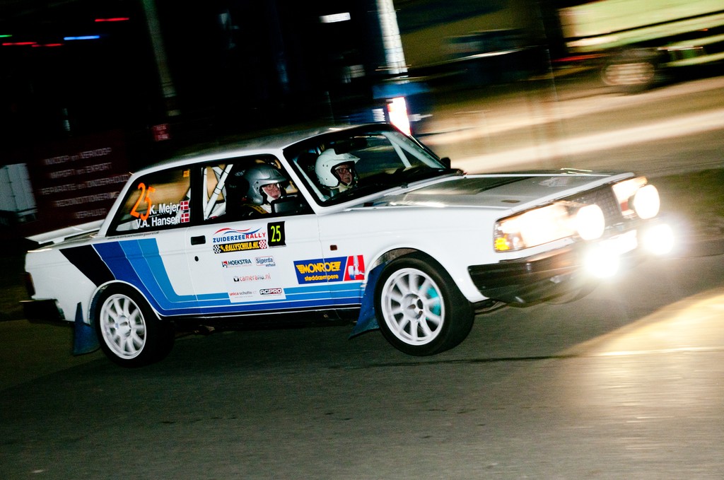Kurt Mejer og Vagn Aage Hansen med fuldt blus på i Zuiderzee Rally 2016
(Foto: rallypics.dk)